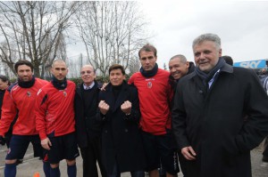 選手、会長たちとの記念撮影 © Bologna FC