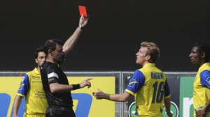 レッドカードも味方せず © UEFA.com