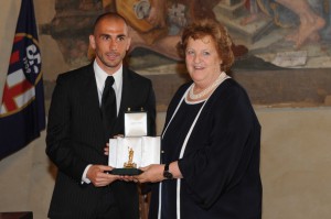 Nettuno d'Oro を受賞し嬉しそうなディ・ヴァイオ © Bologna FC