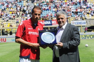 モラス、おめでとう！ © Bologna FC