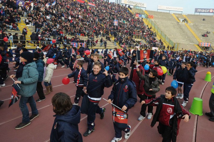 この日はファミリージョインデー（日本風）だったようで、試合前にピッチ脇を家族で歩いたよう © Bologna FC
