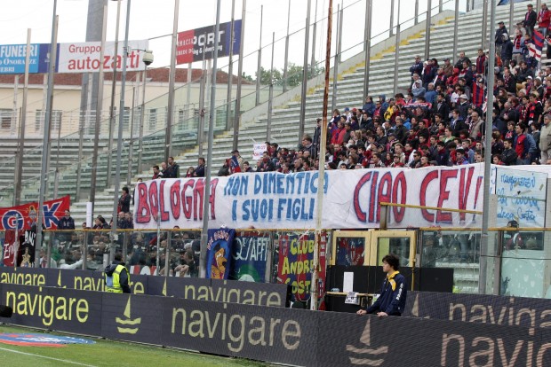 CEV へのメッセージが掲げられる © Bologna la Repubblica