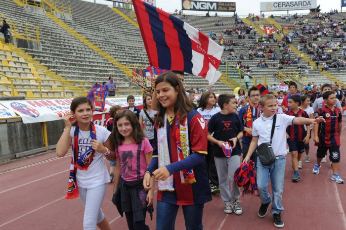 恒例のダッラーラウォーク © Bologna FC