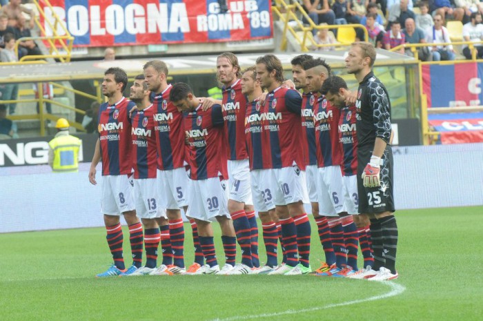 試合前の黙祷 © Bologna FC