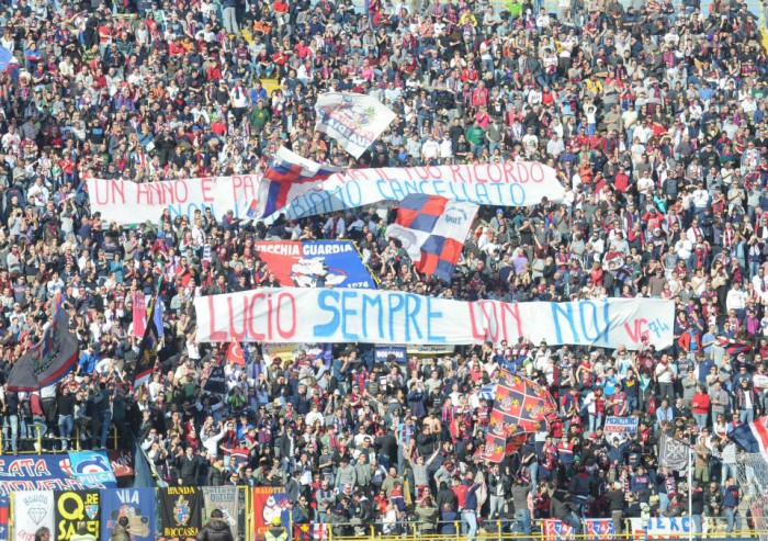スタンドにはルーチョ・ダッラへのメッセージ © Bologna FC