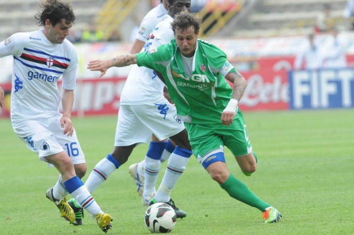 ユニが破れるほどの奮闘 © Bologna FC