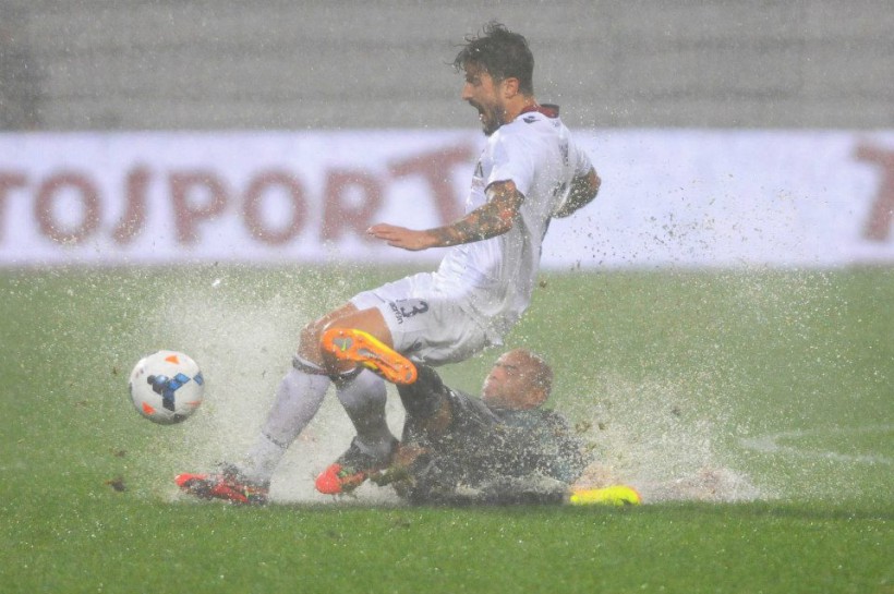 後半はあちらこちらでボールが止まるほどの大雨に © Bologna FC