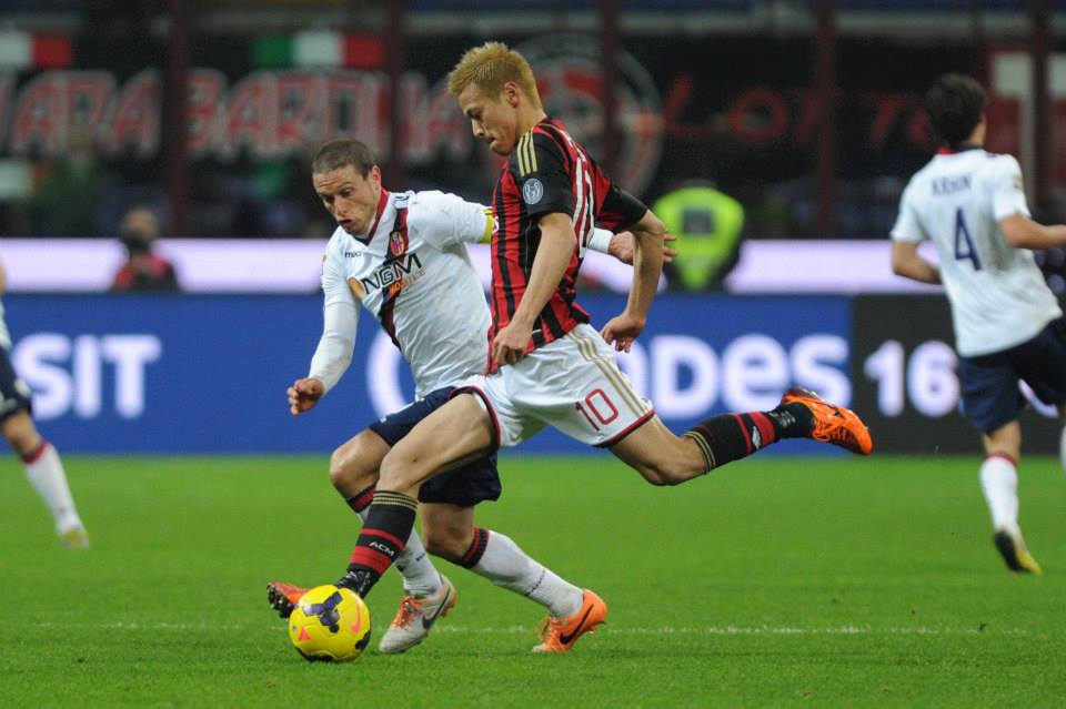 本田さんを狙うカピターノ © Bologna FC