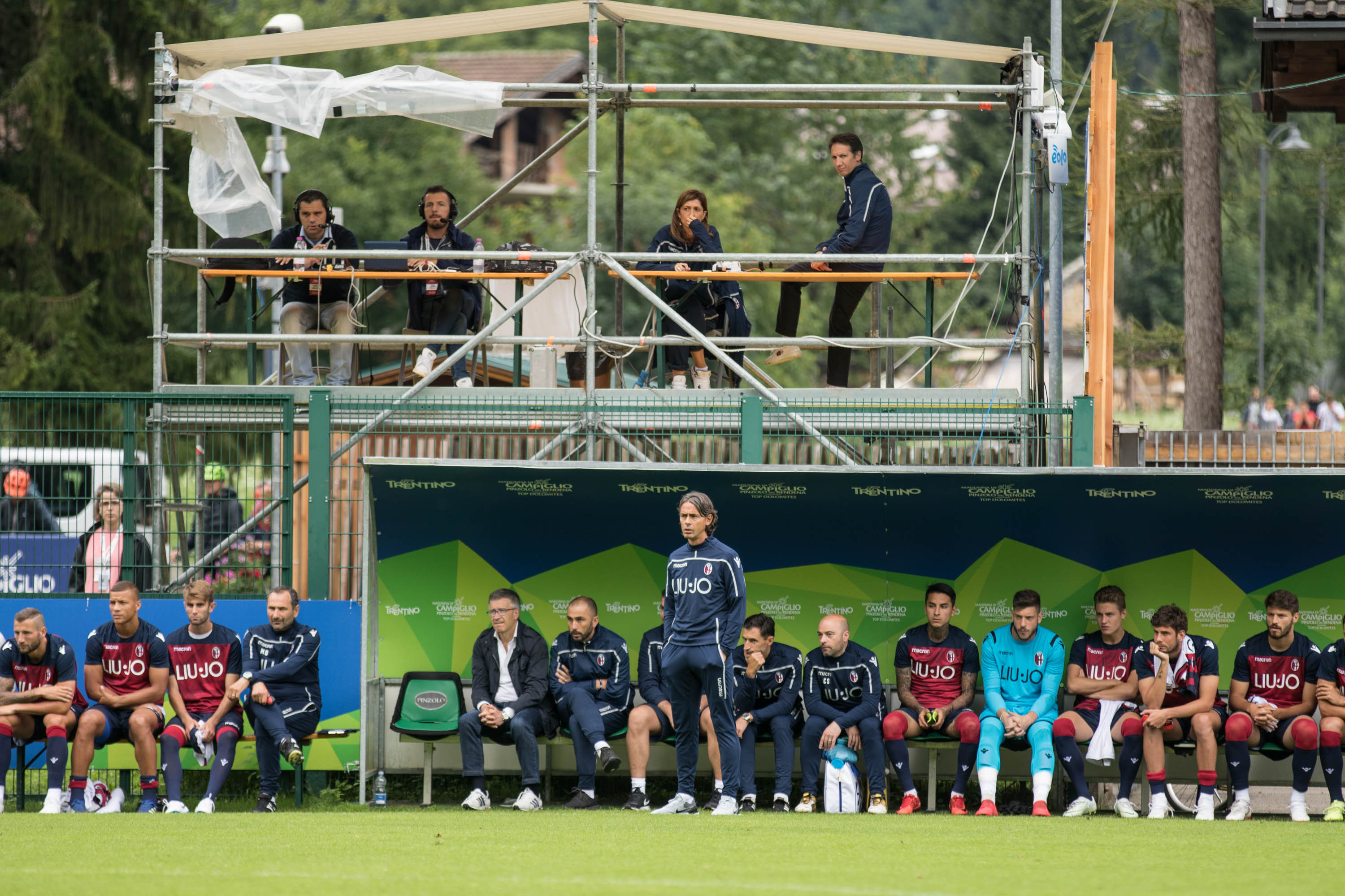 今季はfacebook で練習試合をライブ中継するなど、サービス面では確かな向上が見えますが... © Bologna FC