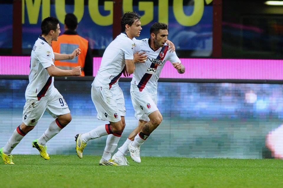 大喜びですが、記録は左の人ですw © Bologna FC
