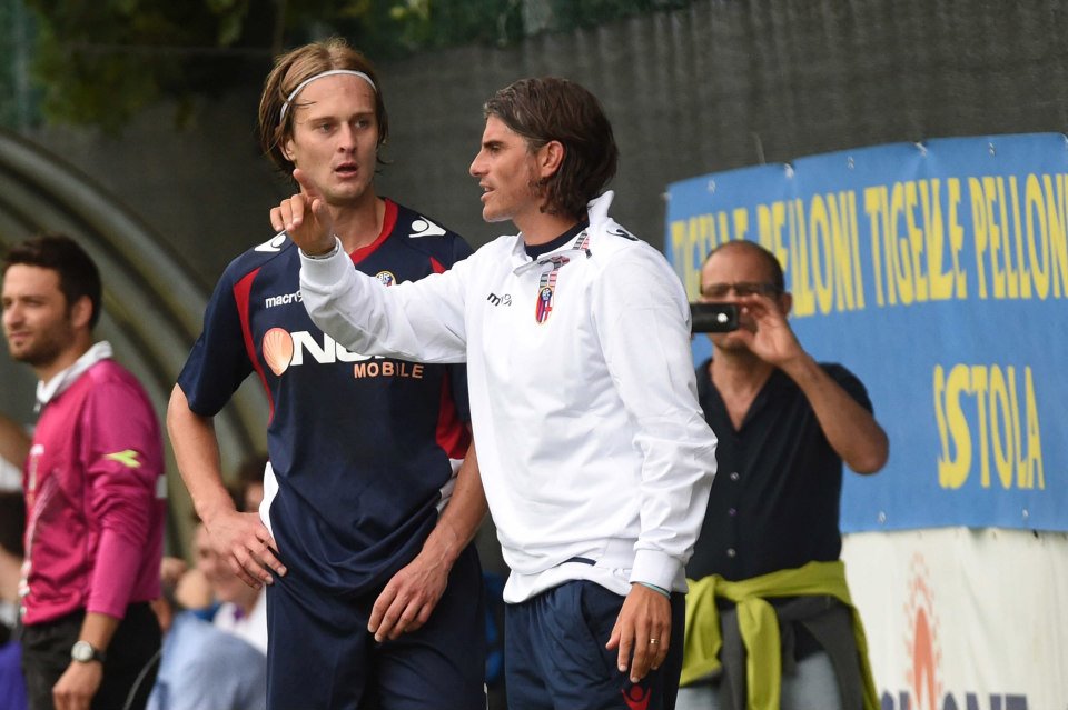 ジョコビッチに指示を与えるミステル  © Bologna FC