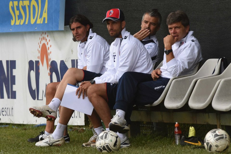お前ら見極めてやるぞ〜なコーチ陣 © Bologna FC
