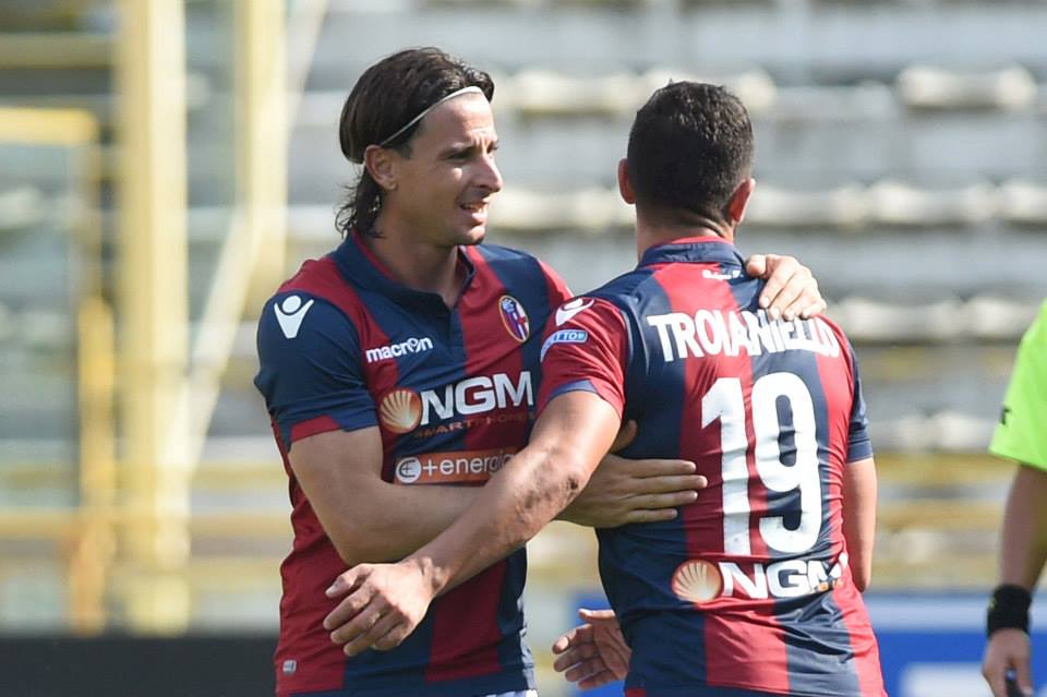 ゴールを決めたカチーアは、トロイアニエッロと抱擁 © Bologna FC