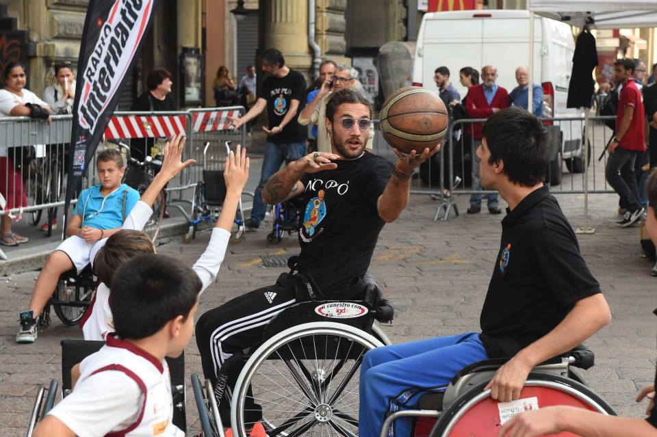Franco Zuculini フランコ・スクリーニが車いすバスケットのエキシビションに参加 © Bologna FC