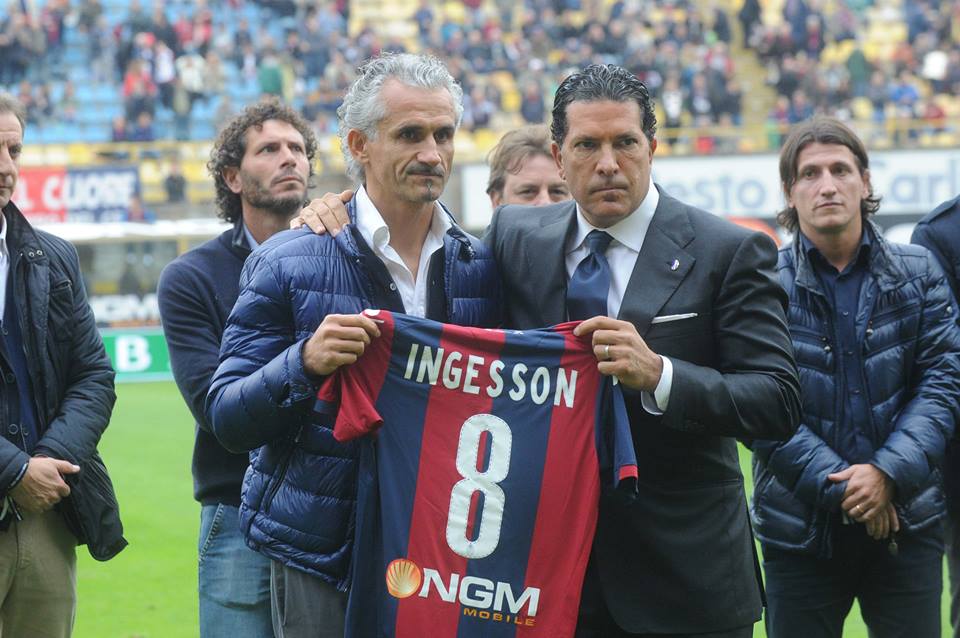スタンドには先日亡くなったインゲソンへのメッセージ Ciao KLAS © Bologna FC© Bologna FC