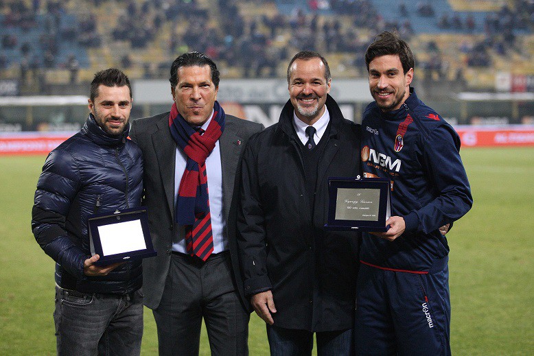 ガリクスとモルレオを表彰 © Bologna FC