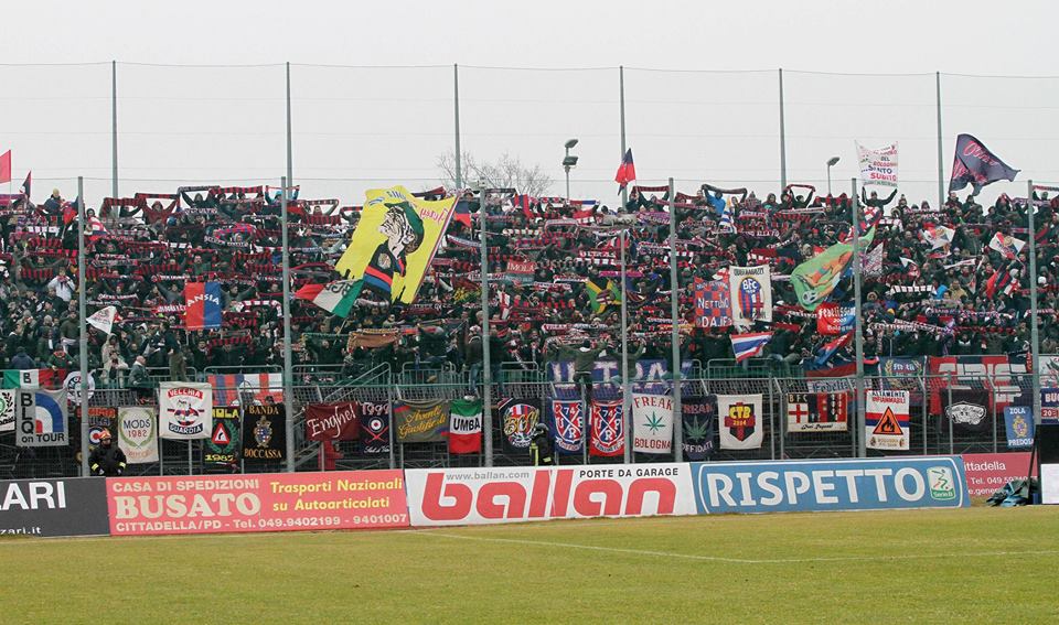 この日もアウェイには沢山のロッソブル © Bologna FC