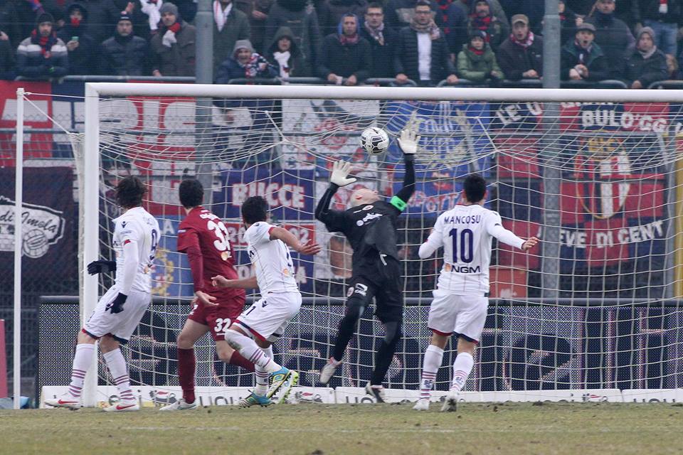 突然現れズドンと一発 © Bologna FC