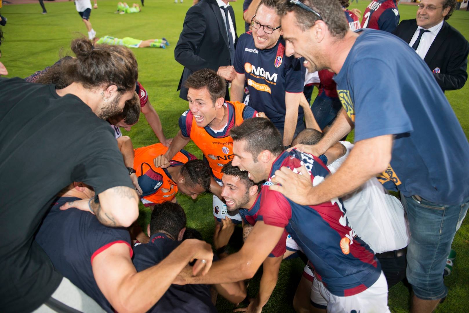 もみくちゃ © Bologna FC