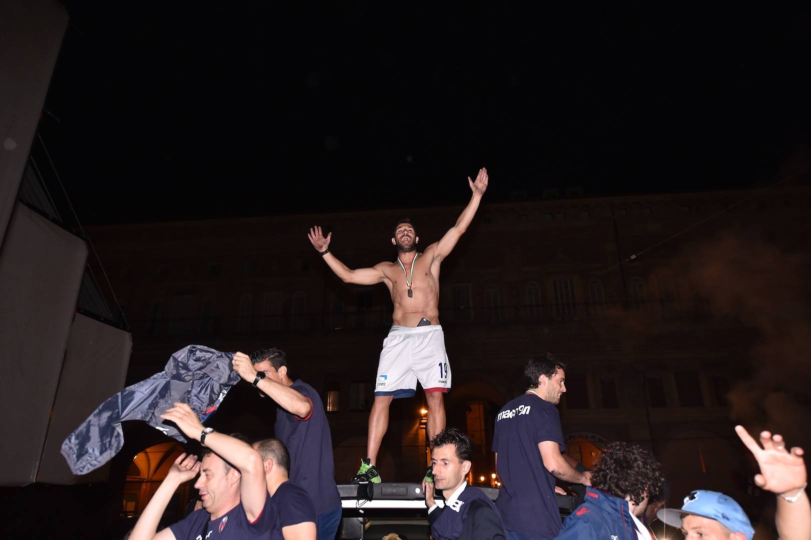 街に出ても脱ぐトロイアニエッロ © Bologna FC