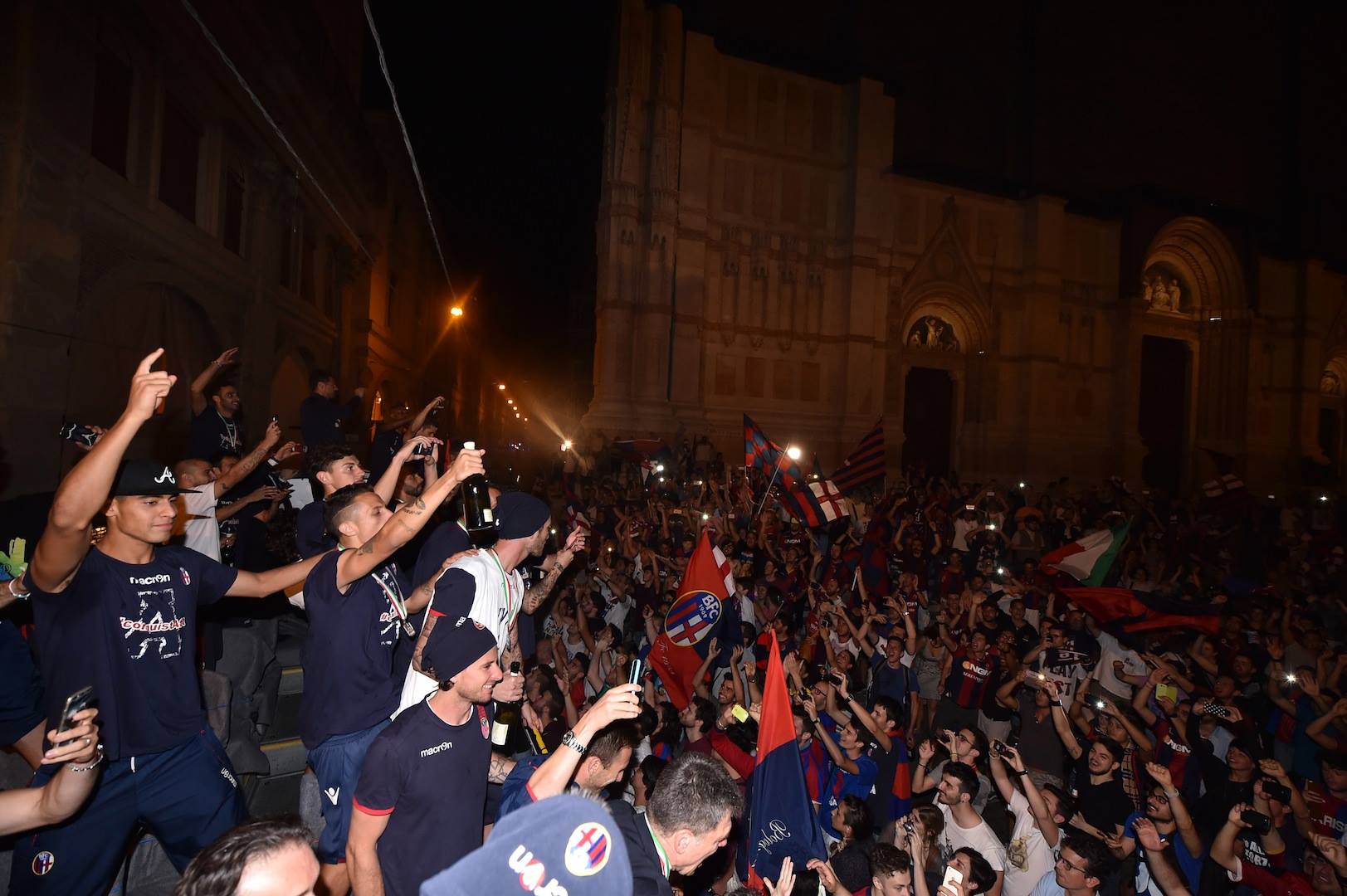 ピアッツァ・マッジョーレは大騒ぎ © Bologna FC