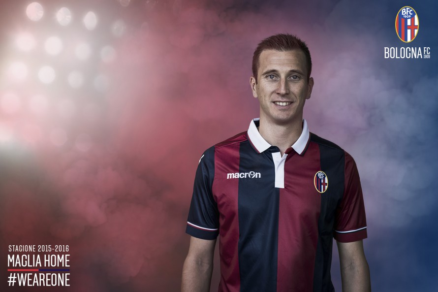 ボローニャ、2015-2016 シーズンのホームユニを発表 © Bologna FC